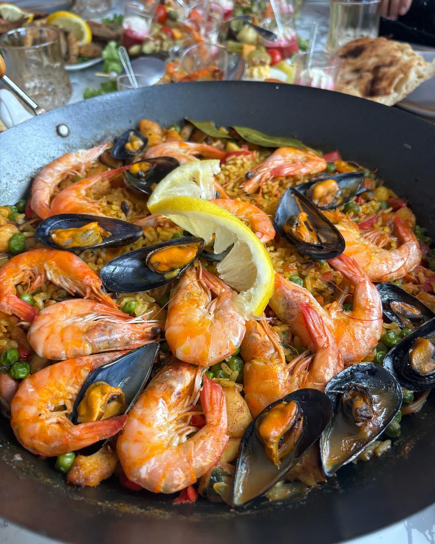 Paella généreusement garnie de fruits de mer